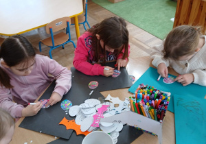 dziewczynki kolorują piankowe pisanki