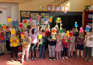 Dzieci z wykonanymi przez siebie kurczaczkami na patykach