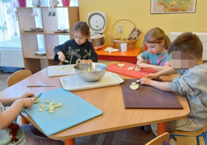 Dzieci kroją jabłka