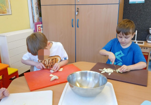 Dzieci kroją jabłka