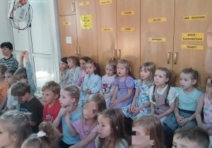 Dzieci oglądają przedstawienie