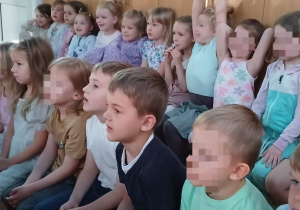 Dzieci oglądają przedstawienie