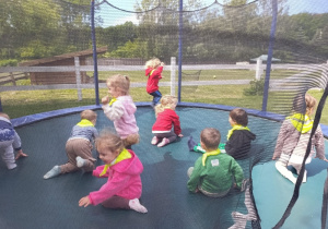 Zabawa na trampolinie