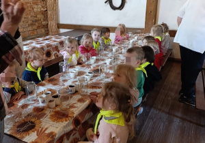 ​Dzieci wykonują Las w słoiku
