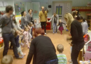 wspólny taniec dzieci i rodziców