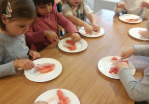 dzieci kroją arbuza