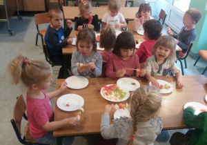 dzieci jedzą owowce