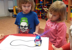 dzieci obserwują pingwinka-robota