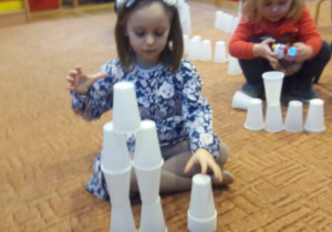 dzieci ukladają kubki według własnego pomysłu