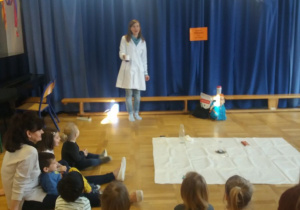 dzieci obserwują eksperyment z balonem