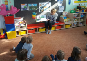 dzieci słuchają czytanego opowiadania