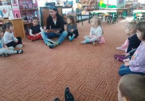 dzieci słuchają czytanego opowiadania