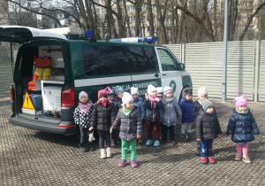 dzieci stoją przed radiowozem ITD