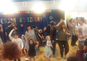 dzieci tańczą z rodzicami
