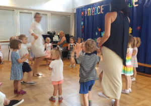dzieci śpiewają i tańczą