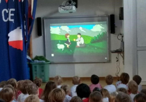 Dzieci sześcioletnie śpiewają piosenkę o Polsce
