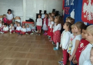 Dzieci sześcioletnie śpiewają piosenkę co to jest Niepodległość