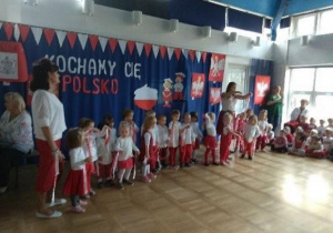 Dzieci trzyletnie śpiewają piosenkę o Polsce