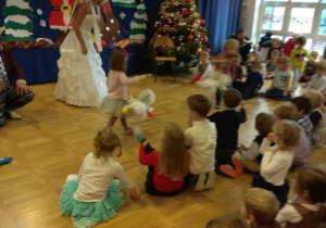 Dzieci podczas zabawy z aniołkiem oczekują Świetego Mikołaja
