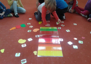 Dzieci układają z kolorowych kolek