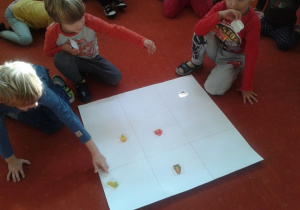 Chłopcy układają obrazki owoców