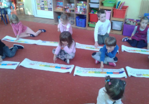 Dzieci pokazują placem wagoniki 