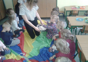 Dzieci dotykają fasolę