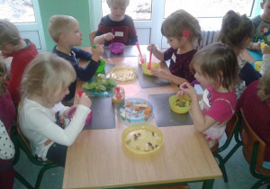 Dzieci konsumują sałatkę